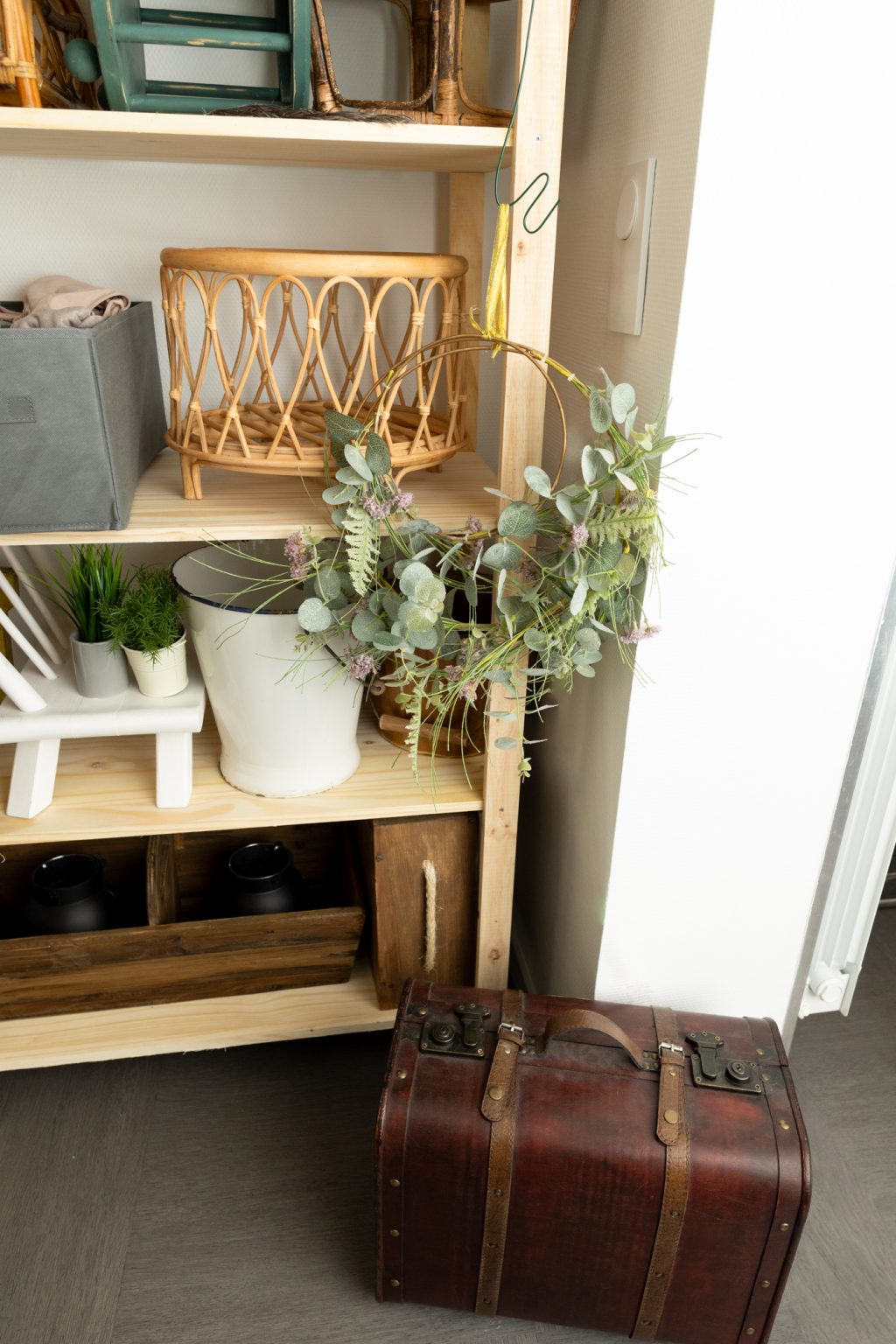 Accessoires de séance : panier, couronne végétale et valise vintage